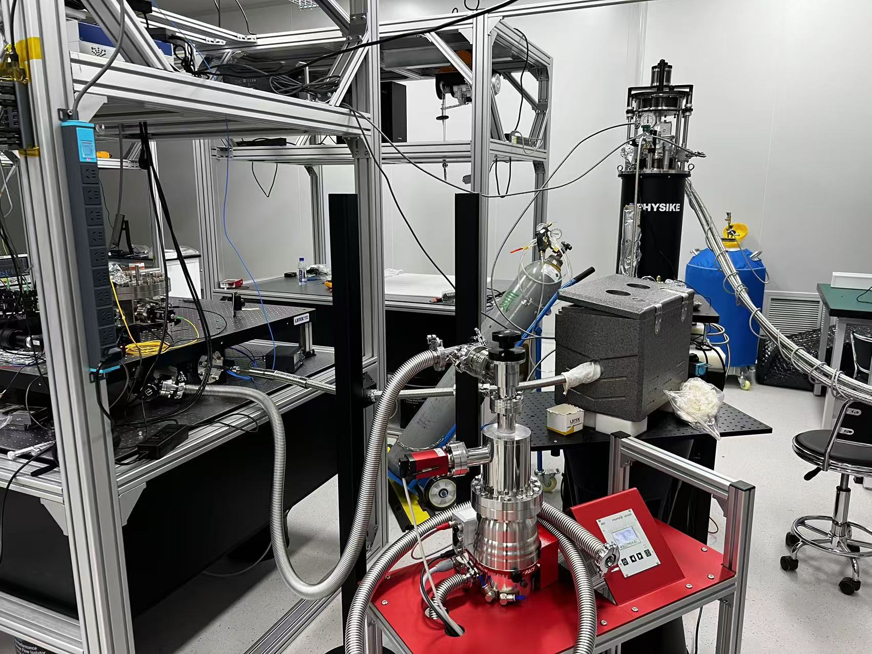 超高真空兼容干式離子阱低溫系統